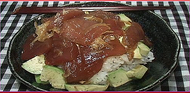 A Delicious Tuna and Avocado Donburi まぐろとアボカド丼